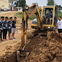 内江挖掘机培训班招生学费多少