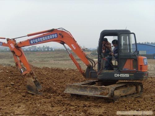 临沂兰山区那里可以学挖土机